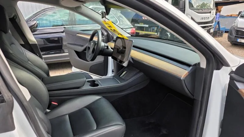Tesla Model Y Long Range AWD SoH 91,4% Tesla Model Y Long Range AWD SoH 91,4%