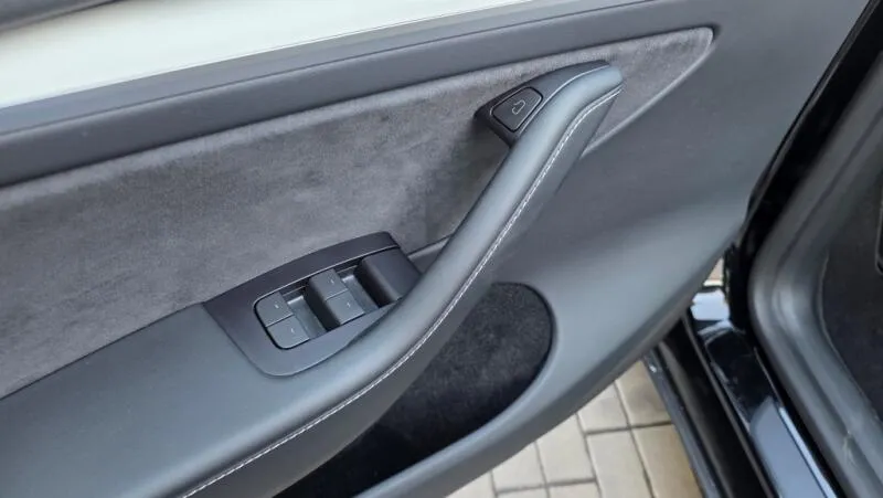 Tesla Model Y LR AWD DE Záruka SoH 92,7%